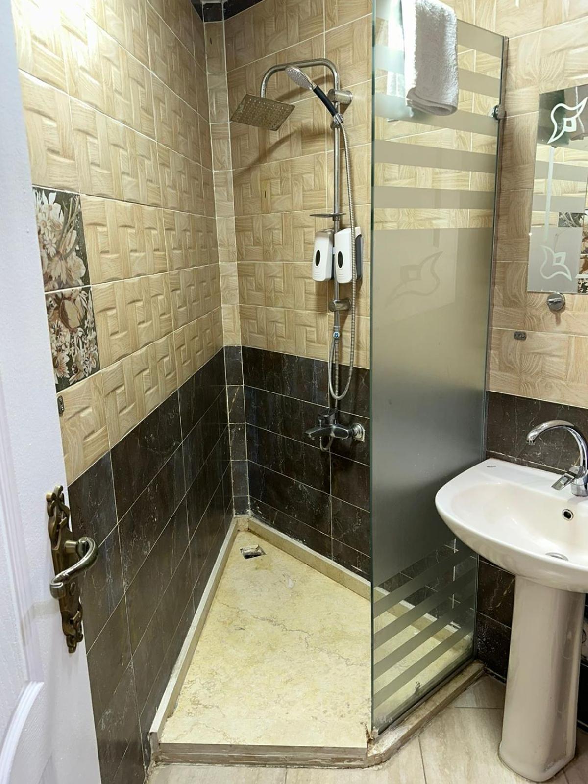 Full Pyramids View Apartment With Balcony For 8 P Kafret el-Gabal Exteriér fotografie